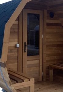 Ytredør av termotre til badsturom